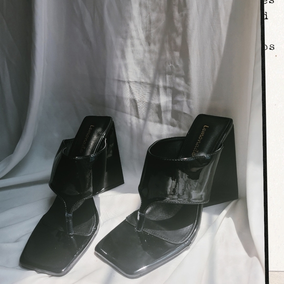 🚨FEW PAIR LEFT// Black Thong block heel - Picture 3 of 4